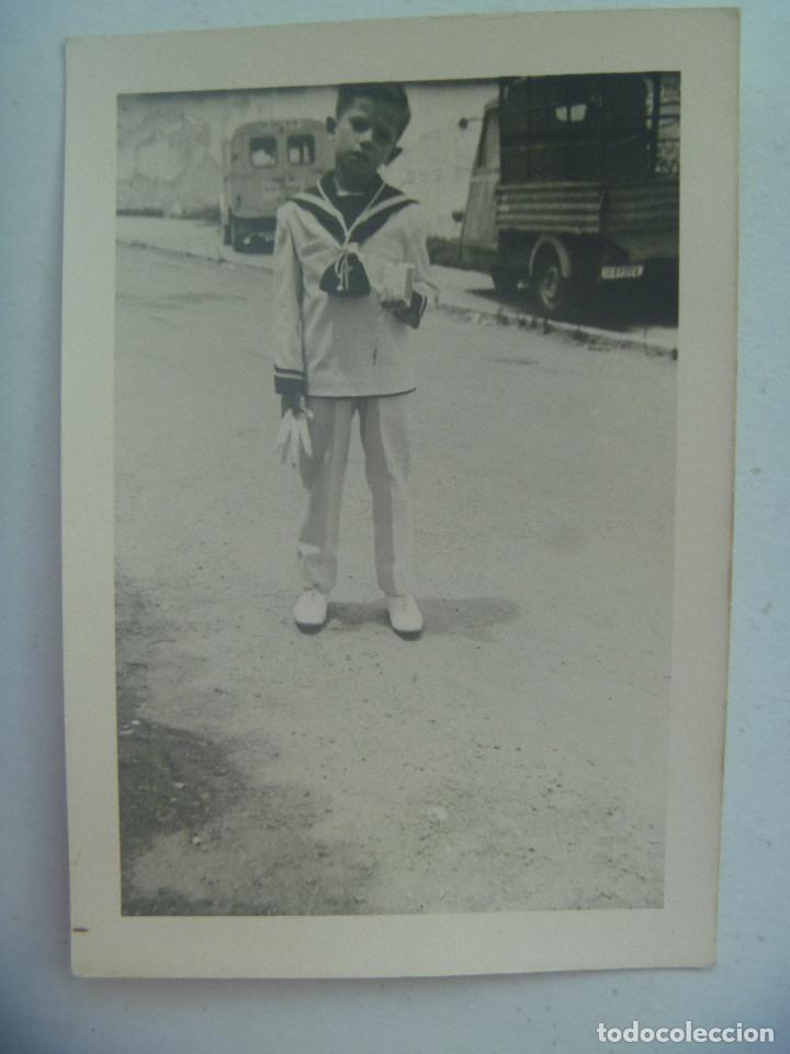 Fotograf&iacute;a antigua: FOTO DE NI&Ntilde;O DE PRIMERA COMUNION DE MARINERO. DETRAS UN COCHE CITROEN Y UN MOTOCARRO