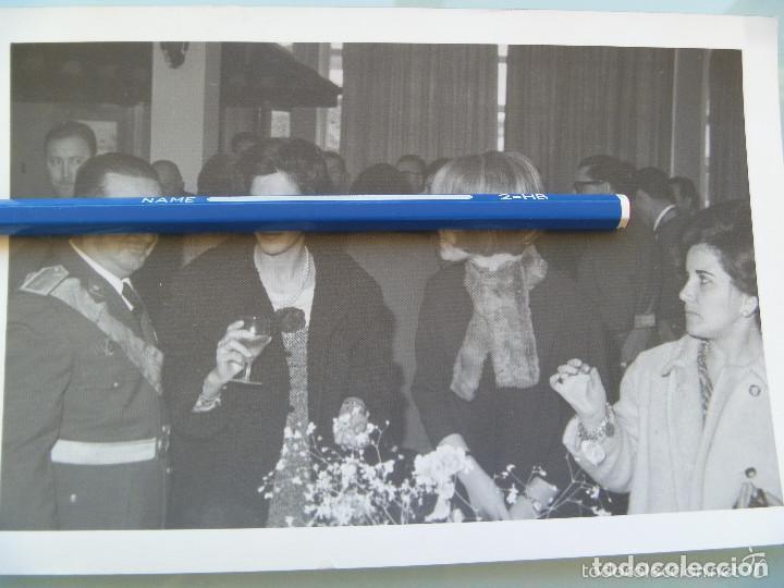 Fotograf&iacute;a antigua: AVIACION - EJERCITO DEL AIRE : FOTO DE OFICIAL CON SE&Ntilde;ORITAS EN UNA FIESTA ....... 12 X 18 CM