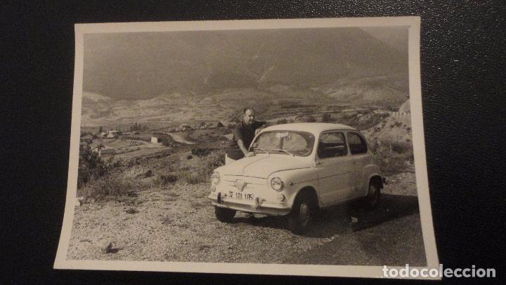 Fotograf&iacute;a antigua: ANTIGUA FOTOGRAFIA.SE&Ntilde;OR JUNTO A COCHE SEAT 600 A&Ntilde;OS 60