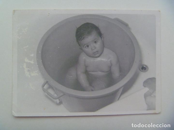 Alte Fotografie: GRACIOSA FOTO DE NI&Ntilde;O PEQUE&Ntilde;O BA&Ntilde;ANDOSE EN UN BARRE&Ntilde;O