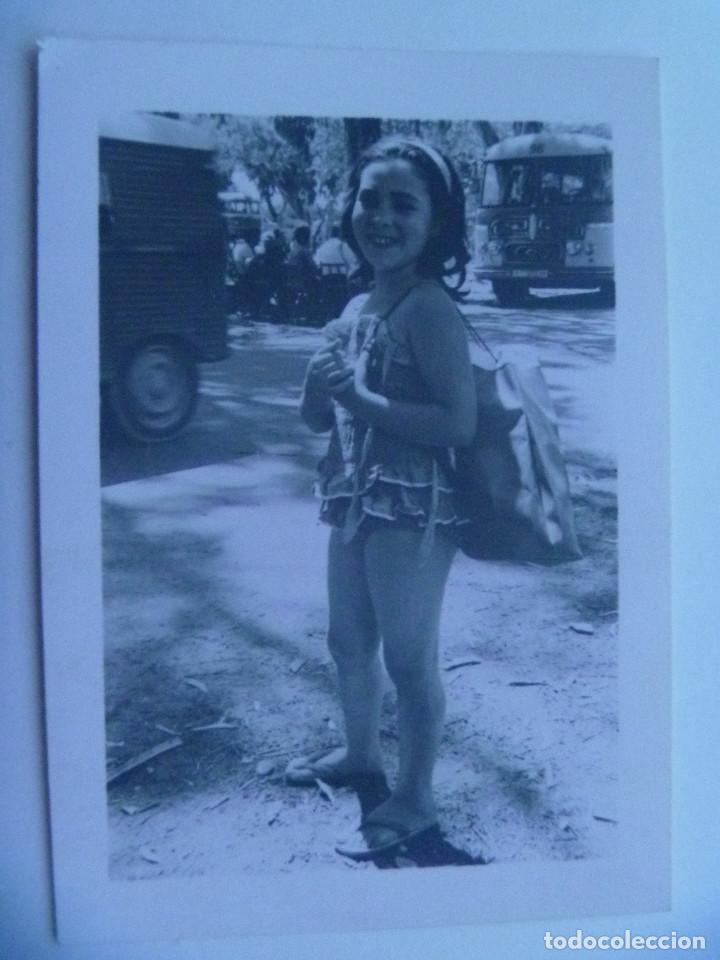 Fotograf&iacute;a antigua: FOTO DE NI&Ntilde;A EN BA&Ntilde;ADOR Y CON CHANCLAS, DETRAS AUTOBUS Y COCHE CITROEN
