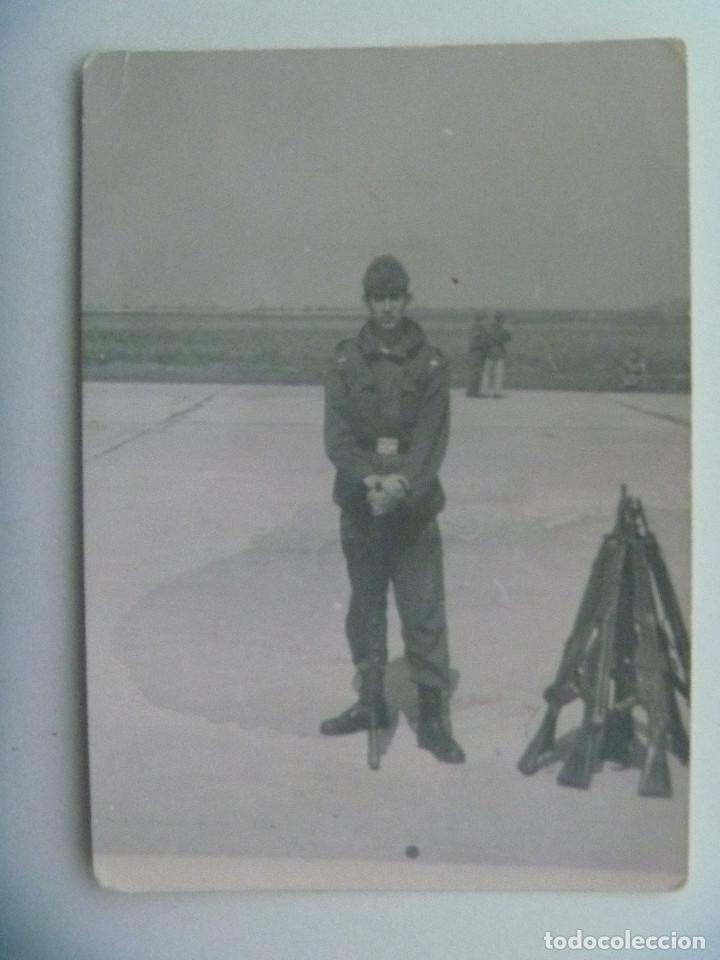 Fotograf&iacute;a antigua: EJERCITO DEL AIRE : FOTO DE MILITAR DE AVIACION POSANDO CON ROPA DE FAENA Y CETME