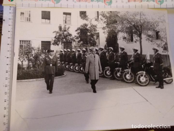 Fotograf&iacute;a antigua: Polic&iacute;as en moto comandancia Guardia civil 142 fotograf&iacute;a grande aprox 16 x 24 ciudad real 1971