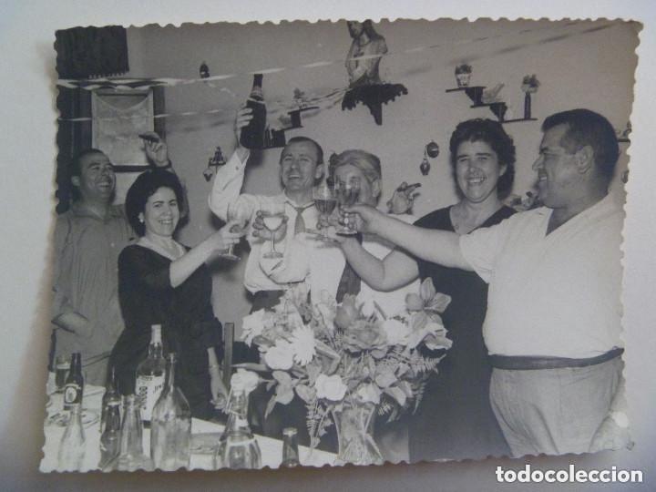 Fotograf&iacute;a antigua: FOTO DE GENTE CELEBRANDO ALGO, CONVITE, BOTELLINES DE CERVEZA CRUZCAMPO, ETC .1964