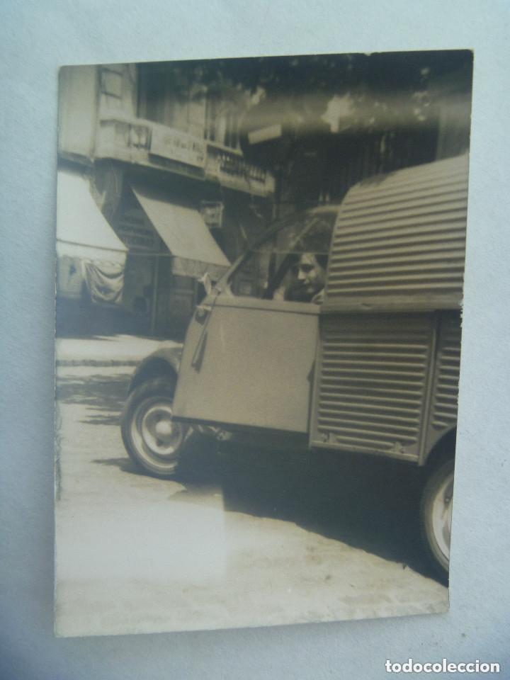 Fotograf&iacute;a antigua: FOTO DE HOMBRE EN UN CITROEN.