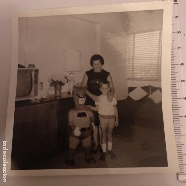 Fotograf&iacute;a antigua: Fotograf&iacute;a familia con peluche de Batman a&ntilde;os 50 60