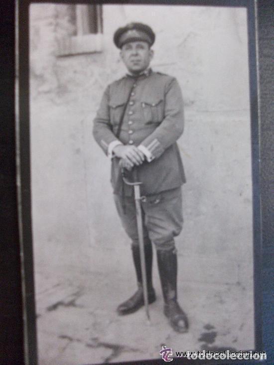 Fotograf&iacute;a antigua: MINUTERO FOTOGRAFO CALLEJERO DE MILITAR, BRIGADA CON CORDON DE PISTOLA, LEGGINS Y SABLE