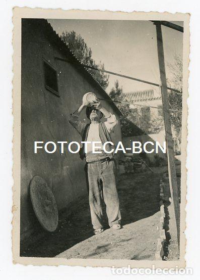 Photographie ancienne: FOTO ORIGINAL CAMPESINO BEBIENDO DE UN BOTIJO PAPIOL A&Ntilde;O 1943