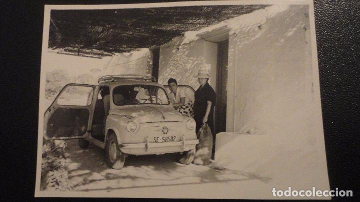 Fotograf&iacute;a antigua: ANTIGUA FOTOGRAFIA CHICAS JUNTO A SEAT 600 1962