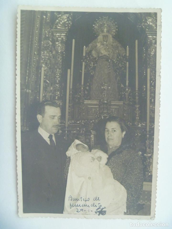 Alte Fotografie: FOTO DE BAUTIZO: PADRES Y BEBE ANTE LA VIRGEN DE LA MACARENA, 1957. DE YA&Ntilde;EZ ... 11,5 X 17,5 CM