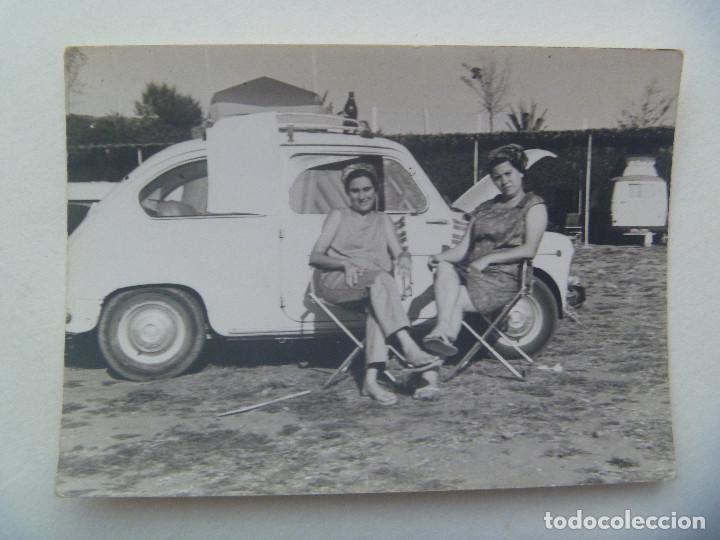 Fotograf&iacute;a antigua: FOTO DE SE&Ntilde;ORAS Y UN SEAT 600 EN EL CAMPING
