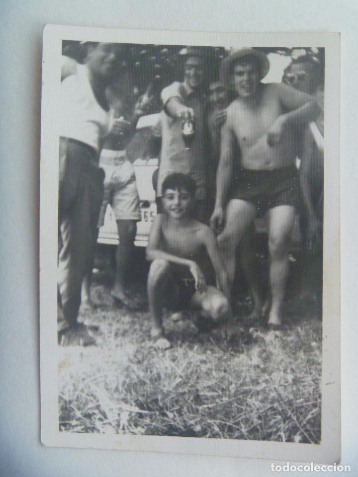 Fotograf&iacute;a antigua: FOTO DE JOVENES SEMI DESNUDOS DE CACHONDEO, BOTELLIN CERVEZA CRUZCAMPO Y DETRAS SEAT 600