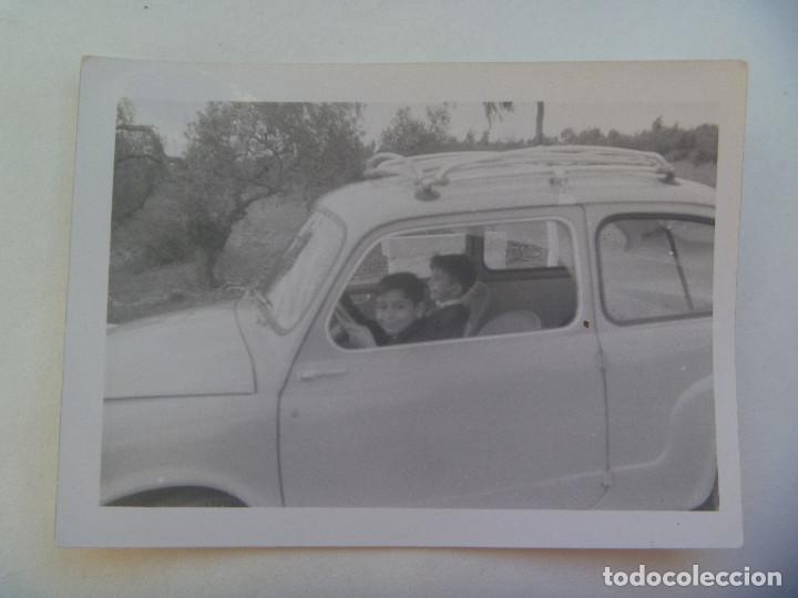 Fotograf&iacute;a antigua: FOTO DE NI&Ntilde;OS MONTADOS EN UN SEAT 600 CON BACA