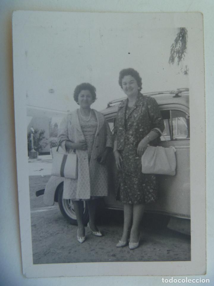 Fotograf&iacute;a antigua: FOTO DE SE&Ntilde;ORAS Y UN SEAT 600
