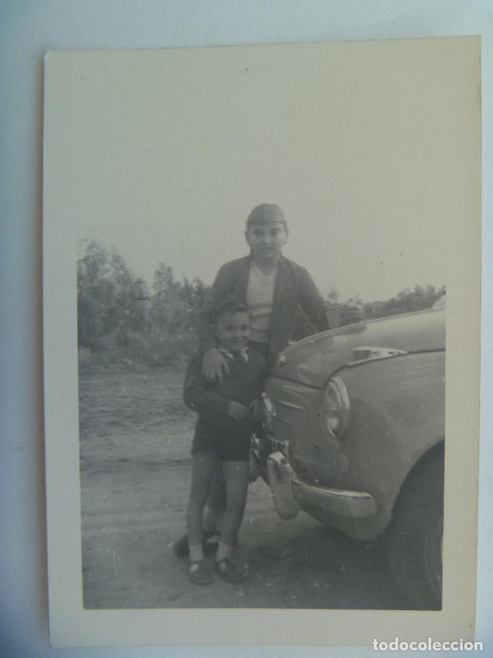 Fotograf&iacute;a antigua: FOTO DE DOS NI&Ntilde;OS Y UN COCHE SEAT 600