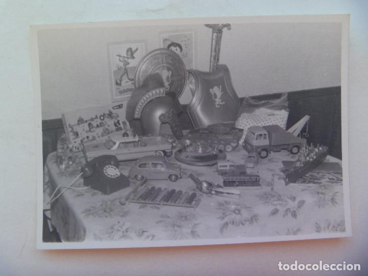 Fotograf&iacute;a antigua: FOTO DE JUGUETES : SEAT 600, CAMION, PISTOLA, DISFRAZ ROMANO, ETC . MA&Ntilde;ANA DE REYES DE 1964