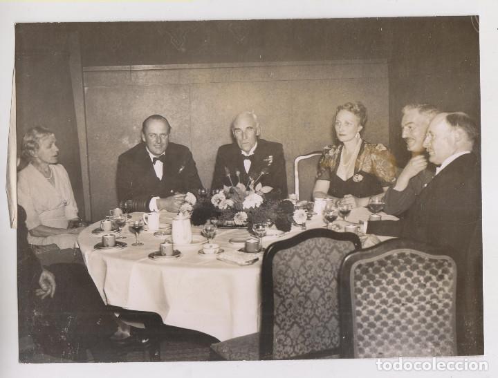 Photographie ancienne: SEGUNDA GUERRA MUNDIA. FOTO DE AGENCIA. LOS PR&Iacute;NCIPES DE NORUEGA DESPIDEN AL ALMIRANTE RITCHIE