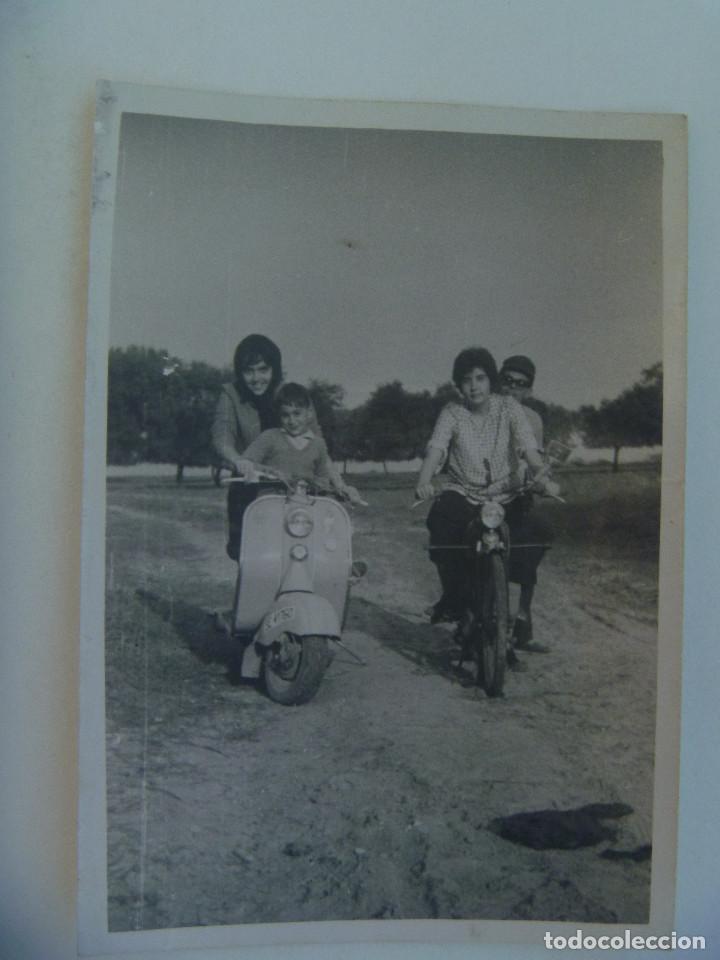Alte Fotografie: FOTO DE MUJER CON NI&Ntilde;O EN UNA MOTO VESPA MATRICULA DE SEVILLA , Y PAREJA EN OTRA MOTO