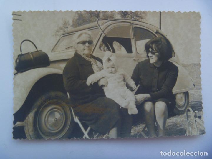Fotograf&iacute;a antigua: FOTO DE TRES GENERACIONES DE MUJERES Y UN CITROEN 2 CABALLOS