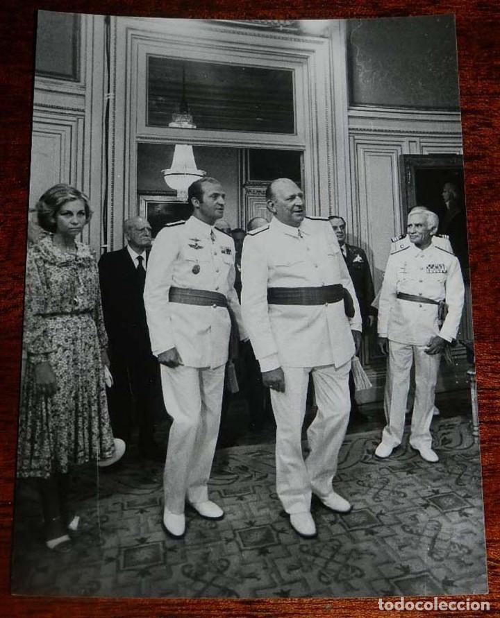 Fotograf&iacute;a antigua: FOTOGRAFIA DEL REY DON JUAN CARLOS I Y SU PADRE EL CONDE DON JUAN, LES ACOMPA&Ntilde;A LA REINA SOFIA, EN A