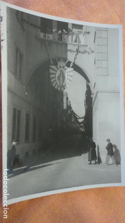 Fotograf&iacute;a antigua: ANTIGUA FOTOGRAFIA DE VISTA DE CALLE.ESTANDARTE DE VIRGEN SIN IDENTIFICAR.CATALU&Ntilde;A? A&Ntilde;OS 50