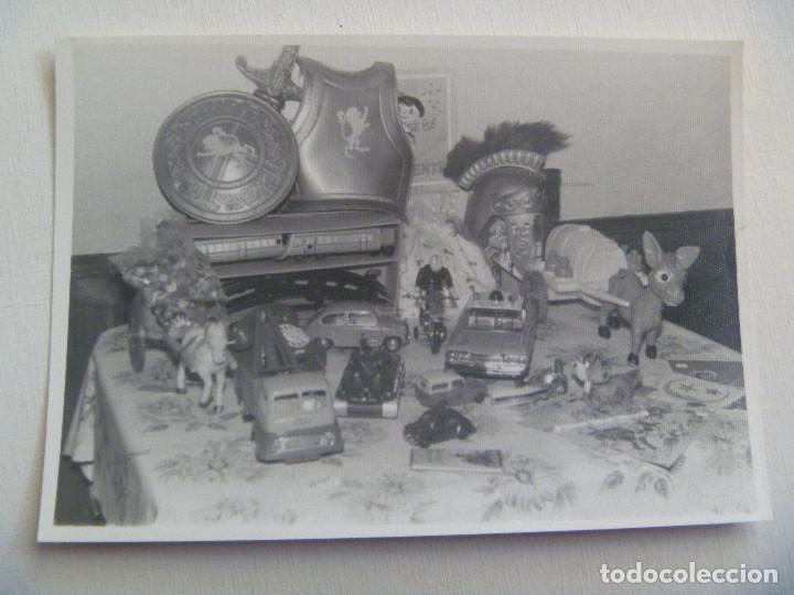 Fotograf&iacute;a antigua: FOTO DE JUGUETES : SEAT 600, CAMION, DISFRAZ ROMANO, ETC . MA&Ntilde;ANA DE REYES DE 1964