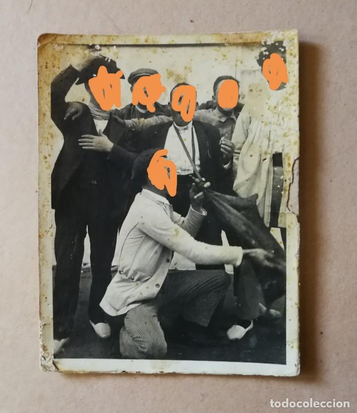 Antique Photography: Antigua fotograf&iacute;a. Grupo de amigos bebiendo en la bota de vino