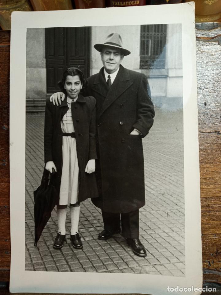 Alte Fotografie: Fotograf&iacute;a art&iacute;stica. Retrato de abuelo y nieta. Tello. Paseo del Prado,12.  18 x 12 cm.