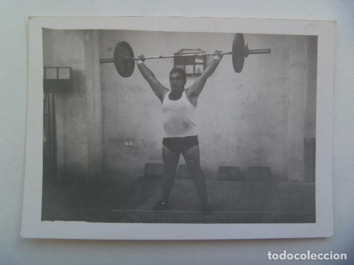 Foto De Tio Con Ropa Deportiva Camiseta De Tir Comprar Fotografia Antigua Fotomecanica En Todocoleccion