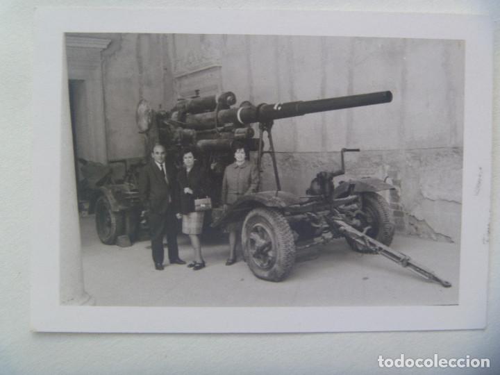 Fotograf&iacute;a antigua: FOTO FAMILIA POSANDO ANTE PIEZA DE ARTILLERIA ANTIAEREA ALEMAN DE LA LEGION CONDOR, UN 80 X 80 MM