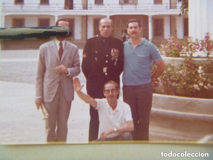 Fotograf&iacute;a antigua: DIVISION AZUL : FOTO DE FALANGISTA EX DIVISIONARIO CON PARCHE Y MEDALLA CON CAMARADAS