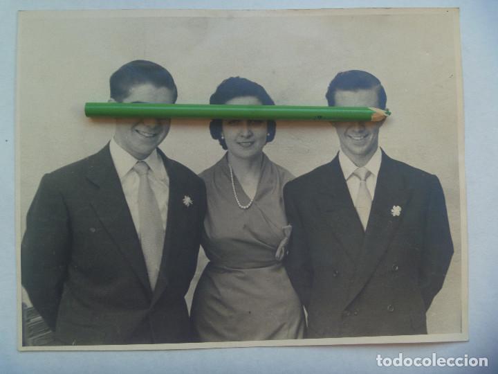 Photographie ancienne: FOTO DE SE&Ntilde;ORA Y SE&Ntilde;ORITOS POSANDO. DE MORENO , ALMODOVAR DEL RIO ( CORDOBA ) .... 17,5 X 23,5 CM