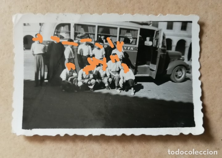 Fotograf&iacute;a antigua: Antigua fotograf&iacute;a. Grupo de amigos junto al autob&uacute;s. Foto a&ntilde;os 50.