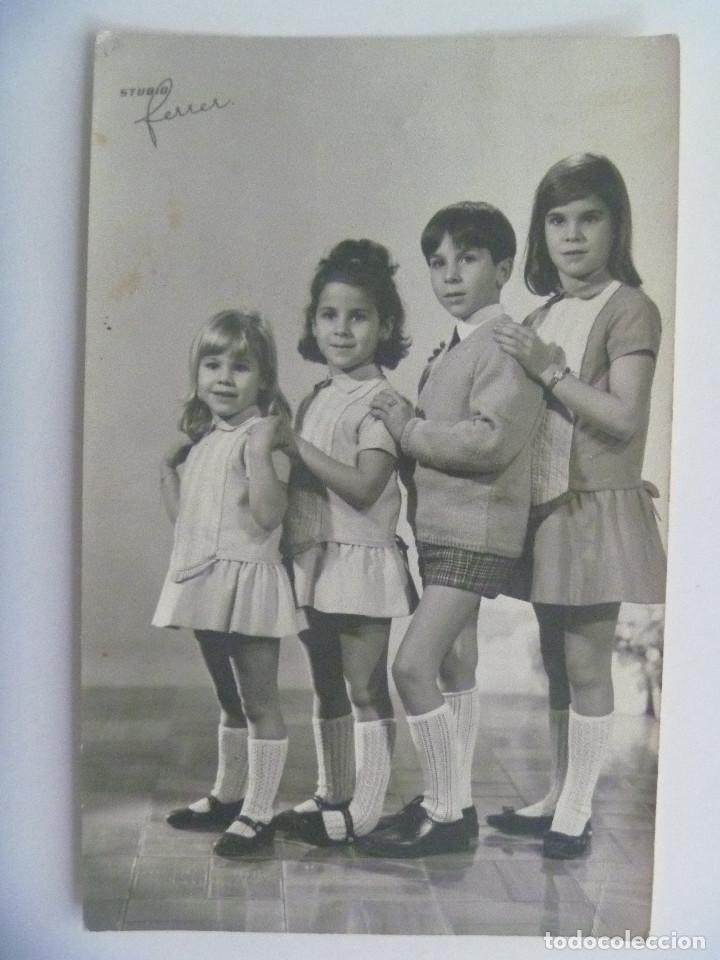 Fotograf&iacute;a antigua: GRACIOSA FOTO DE NI&Ntilde;OS POSANDO, HERMANOS EN FILA , 1964. DE FERRER , SEVILLA