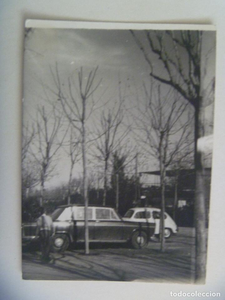 Fotograf&iacute;a antigua: FOTO DE COCHES DE EPOCA APARCADOS: SEAT 600 , ETC