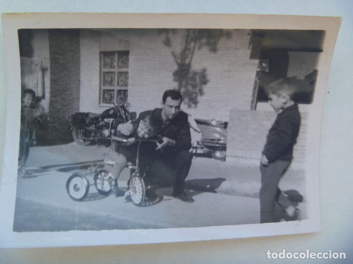 Fotograf&iacute;a antigua: FOTO DE NI&Ntilde;O EN UN TRICICLO CON SU PADRE, DETRAS MOTOS DE EPOCA : VESPA, ETC