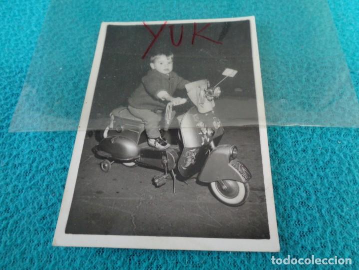 Fotograf&iacute;a antigua: BONITA FOTO DE NI&Ntilde;O EN VESPA DE JUGUETE - SOBRE 1955