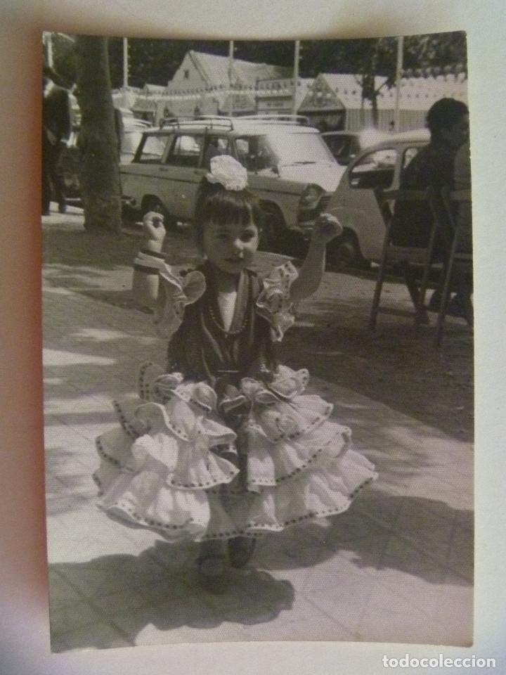 Fotograf&iacute;a antigua: FOTO DE NI&Ntilde;A VESTIDA DE FLAMENCA EN LA FERIA. COCHES DE EPOCA, SEAT 600, ETC