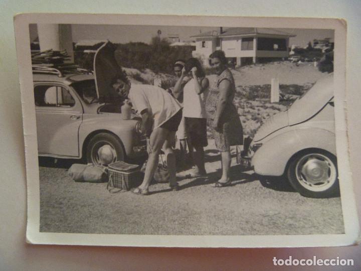 Fotograf&iacute;a antigua: FOTO DE GENTE EN LA PLAYA , SACANDO COSAS DEL CAPO DEL COCHE ; SEAT 600 ?