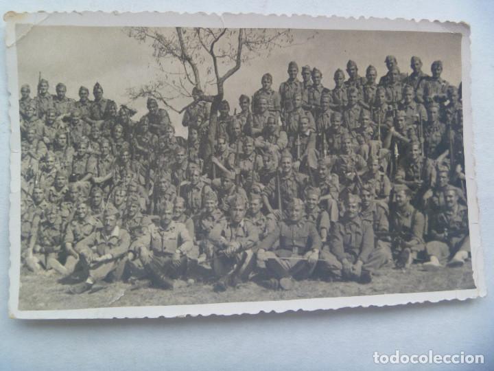 Fotograf&iacute;a antigua: FOTO DE MILITARES POSANDO, UNIFORMIDAD A&Ntilde;OS 40, 2 &ordf; CIA. 3&ordm; BTON.  EN PAY&Aacute; , 1947