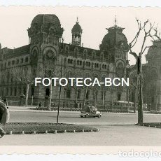 Fotografía antigua: FOTO ORIGINAL BARCELONA PALACIO DE JUSTICIA COCHE MICROCOCHE BISCUTER AÑOS 50