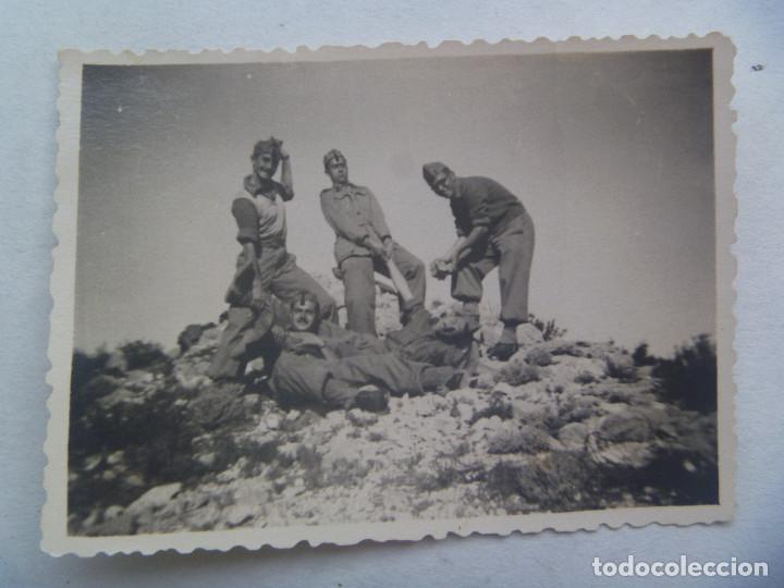 Alte Fotografie: FOTO DE MILITARES JUGANDO, MALTRATANDO A COMPA&Ntilde;EROS. UNIFORMIDAD A&Ntilde;OS 40. DE MATARREDONDA , ALCOY