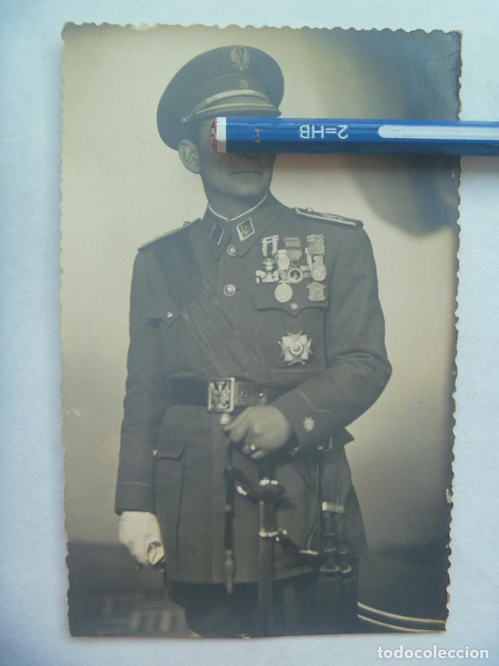 Fotograf&iacute;a antigua: FOTO ESTUDIO MILITAR: COMANDANTE INFANTERIA CON SABLE: SUFRIMIENTO PATRIA, SAN HERMENEGILDO, ETC