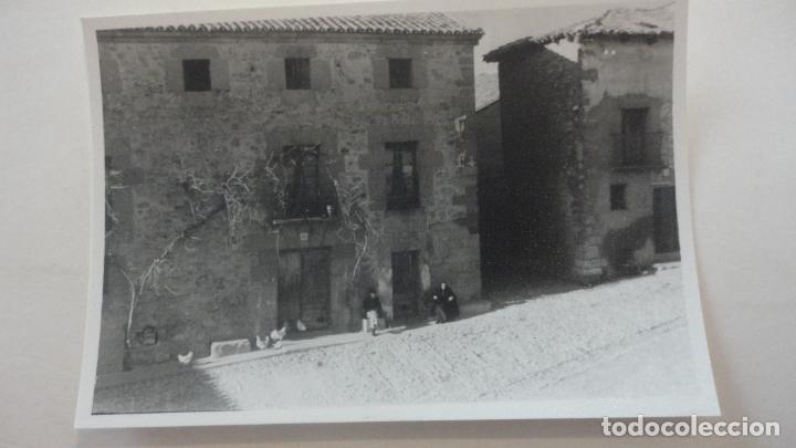 Alte Fotografie: ANTIGUA FOTOGRAFIA.VISTA DE SE&Ntilde;ORAS FRENTE A CASAS.SIGUENZA GUADALAJARA 1957