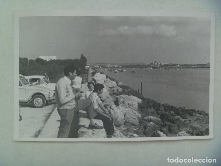 Fotograf&iacute;a antigua: FOTO DE GENTE A LA ORILLA DEL MAR, COCHES DE EPOCA APARCADOS: SEAT 600, CITROEN ...