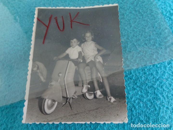 Fotograf&iacute;a antigua: BONITA FOTO DE NI&Ntilde;OS SOBRE UNA VESPA DE JUGUETE - A&Ntilde;OS 50