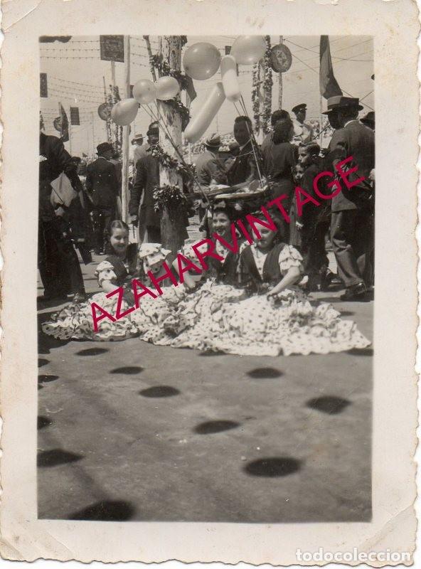 Fotografia antiga: SEVILLA, A&Ntilde;OS 40, ESCENA FERIA DE ABRIL, 68X90MM