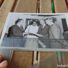 Fotografía antigua: FOTO SANT CUGAT DEL VALLES BARCELONA AÑOS 70 FRAGA AYUNTAMIENTO CORREOS AUTORIDADES. Lote 161881014