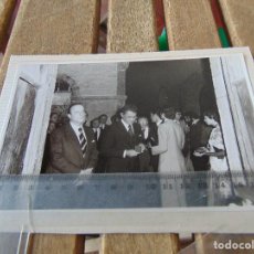 Fotografía antigua: FOTO SANT CUGAT DEL VALLES BARCELONA AÑOS 70 FRAGA AYUNTAMIENTO CORREOS AUTORIDADES. Lote 161881590
