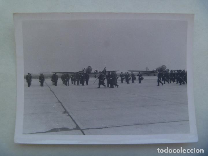 Fotograf&iacute;a antigua: AVIACION : FOTO DE DESFILE DE MILITARES DEL EJERCITO DEL AIRE, AL FONDO AVIONES. BANDA DE MUSICA